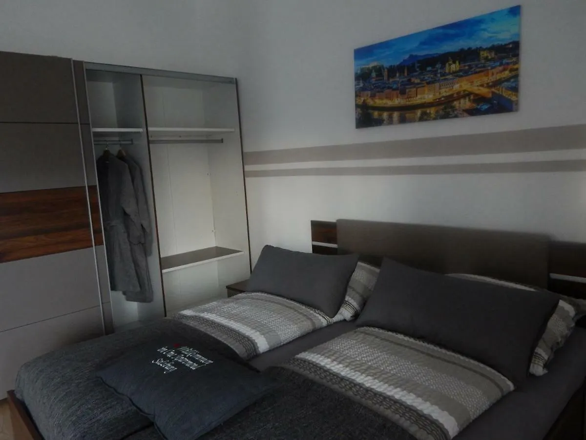 One Apartment Salzburgo 0*,